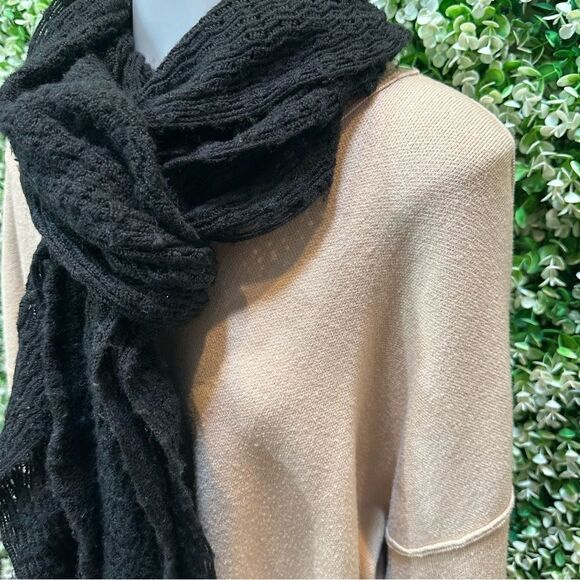 Simple and classic black knit scarf with handkerchief hem and fringe - Picture 5 of 7